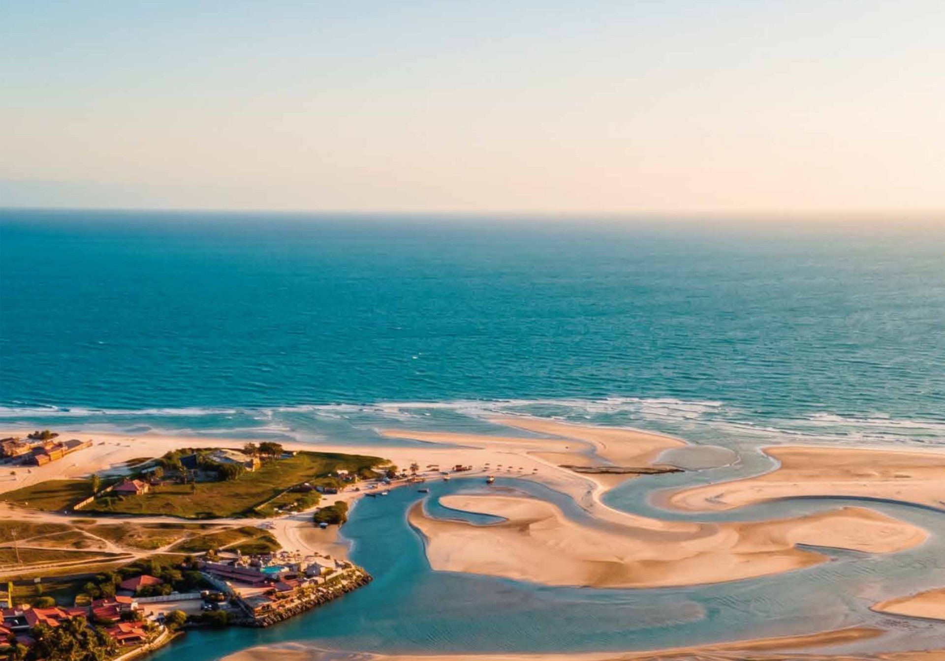 Mar e faixa de areia