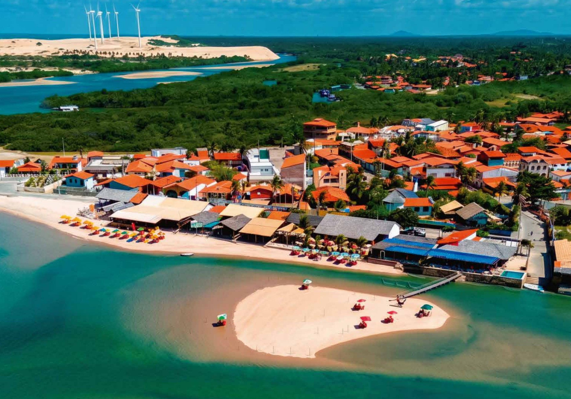 Praia e vila litorânea